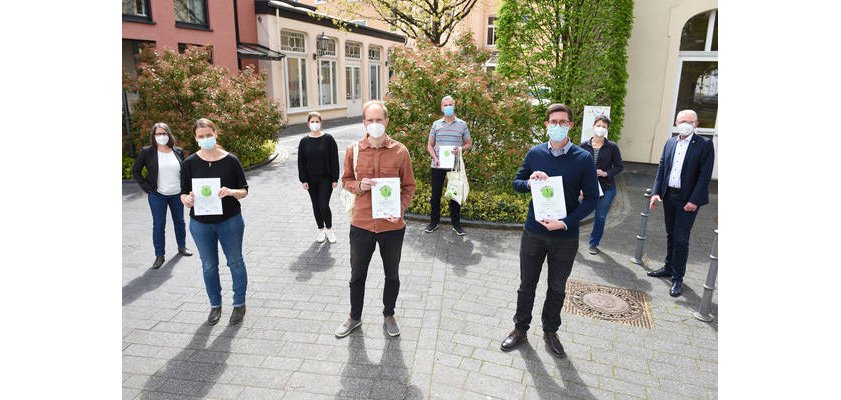 Foto: Bürgermeister Guido Orthen (rechts) und die beiden Klimaschutzmanagerinnen Silke Rothenberger (links) und Angela Amatulli (3.v.l.) konnten den Gewinnerinnen und Gewinnern des Klima-Coach-Projekts die Urkunden überreichen.  Foto: ©Gausmann 