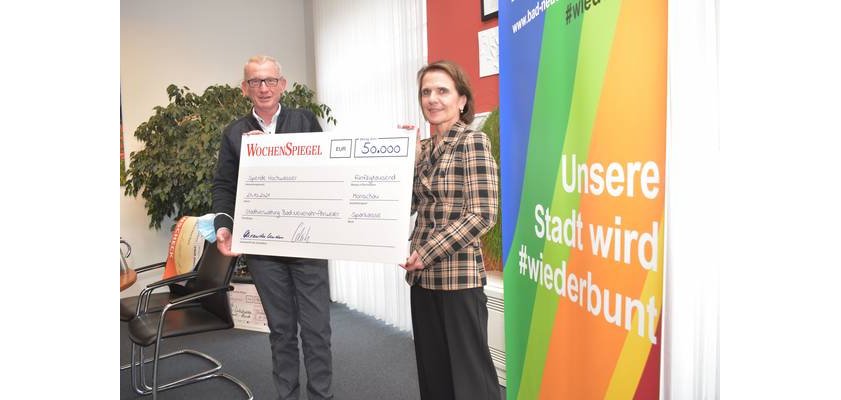 »Unsere Stadt wird #wiederbunt«: Dazu möchte der Weiss-Verlag gerne beitragen. Deshalb überbrachte Martina Schmitz einen Scheck über 50.000 Euro an Bürgermeister Guido Orthen.  | »Unsere Stadt wird #wiederbunt«: Dazu möchte der Weiss-Verlag gerne beitragen. Deshalb überbrachte Martina Schmitz einen Scheck über 50.000 Euro an Bürgermeister Guido Orthen. 