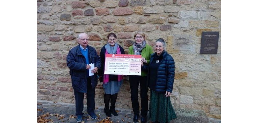 (Von links nach rechts) Dr. Hermann Bleiholder, Vorsitzender der Vereinigung Pfälzer Kunstfreunde, Bettina Scheeder, Geschäftsführerin Museumsverband RLP, Heike Wernz-Kaiser, Kuratorin Stadtverwaltung Bad Neuenahr-Ahrweiler, Hanne Korb, Vorsitzende der | (Von links nach rechts) Dr. Hermann Bleiholder, Vorsitzender der Vereinigung Pfälzer Kunstfreunde, Bettina Scheeder, Geschäftsführerin Museumsverband RLP, Heike Wernz-Kaiser, Kuratorin Stadtverwaltung Bad Neuenahr-Ahrweiler, Hanne Korb, Vorsitzende der