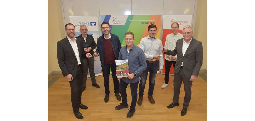 Regionale Banken übernehmen erste Monatsmiete in der Pop-Up-Mall Bad Neuenahr-Ahrweiler. Bei der symbolischen Schlüssel- und Mietvertragsübergabe mit dabei (v.l.n.r.): Thomas Theisen, Guido Orthen, Volker Danko, Patrick Küpper, Thorsten Hermann, Kevin | Regionale Banken übernehmen erste Monatsmiete in der Pop-Up-Mall Bad Neuenahr-Ahrweiler. Bei der symbolischen Schlüssel- und Mietvertragsübergabe mit dabei (v.l.n.r.): Thomas Theisen, Guido Orthen, Volker Danko, Patrick Küpper, Thorsten Hermann, Kevin