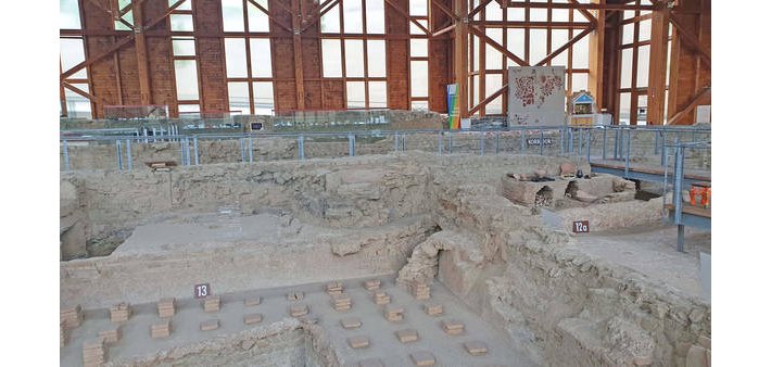 Herrschaftlicher Thron oder schnöde Feuerstelle? Phantasie der Besucher ist in der Lügenführung gefragt. (Foto: Museum Roemervilla). | Herrschaftlicher Thron oder schnöde Feuerstelle? Phantasie der Besucher ist in der Lügenführung gefragt. (Foto: Museum Roemervilla).