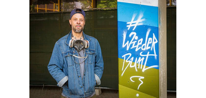 Wolfgang Sturm an einer bemalten Graffiti-Säule. Foto: Stadtverwaltung/C. Steinborn | Wolfgang Sturm an einer bemalten Graffiti-Säule. Foto: Stadtverwaltung/C. Steinborn