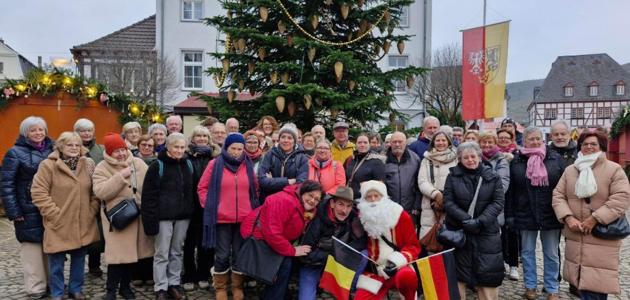 Gruppenbild der Teilnehmenden vor dem Weihnachtsbaum in Ahrweiler