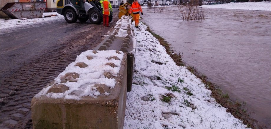 Eine Barriere mit Betonklötzen baute der Betriebshof an der Ahrallee auf.