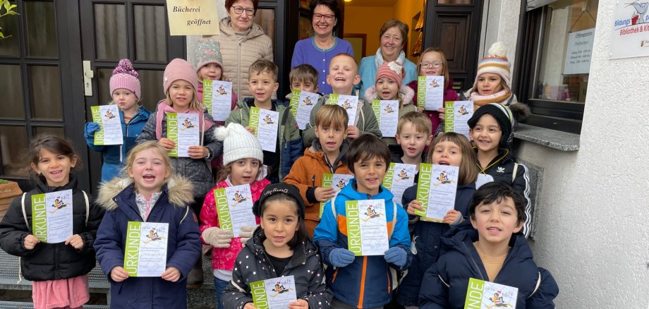 Die Vorschulkinder der KiTa Sterntaler zeigen stolz ihren Bibfit-„Führerschein“ in der Pfarrbücherei Heimersheim. Foto: Kita/ Anna Weber