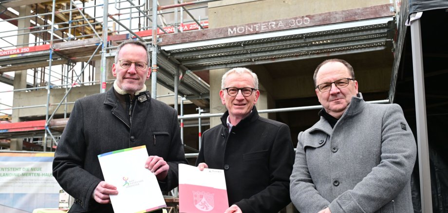 Bad Neuenahr Baustelle Kita Blandine Merten Übergabe Förderbescheide vl. Innenminister Michael Ebling, BM Guido Orthen und Geschäftsführer Wiederaufbaugeselschaft Herbert Wiemer