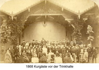 1868 Kurgäste vor der Trinkhalle