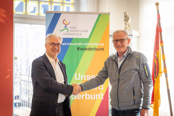 Bürgermeister Guido Orthen begrüßt Hermann-Josef Pelgrim