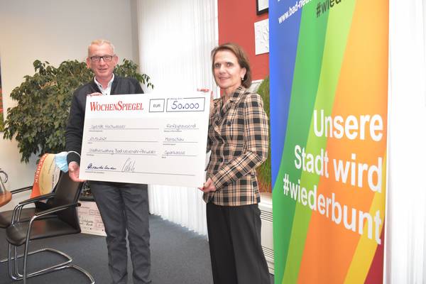 »Unsere Stadt wird #wiederbunt«: Dazu möchte der Weiss-Verlag gerne beitragen. Deshalb überbrachte Martina Schmitz einen Scheck über 50.000 Euro an Bürgermeister Guido Orthen. 
