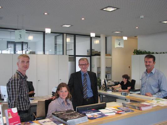 v.l.: Frank Ronstadt, Anne-Kathrin Westphal, Bürgermeister Guido Orthen und Abteilungsleiter Peter Steinborn am Informationsschalter.
