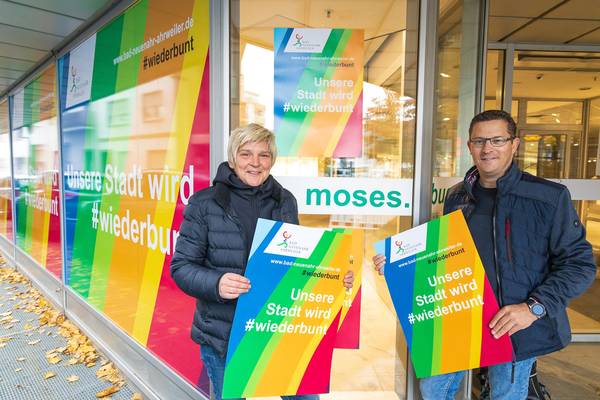 Geschäftsleitung Carmen Schäfer und Patrick Küpper vor dem Moses-Kaufhaus 