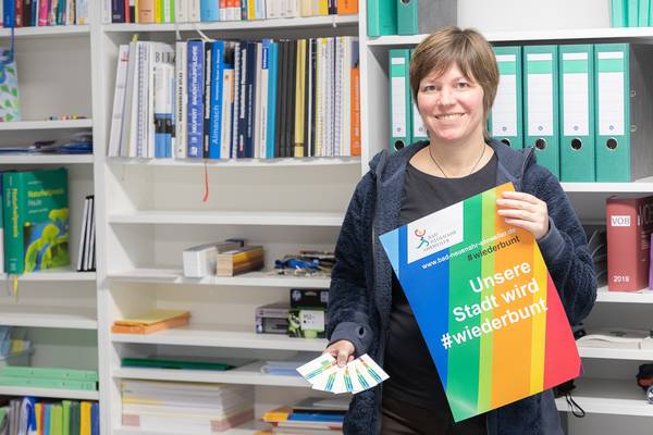 Architektin Marion Steup mit ihren neuen Visitenkarten im #wiederbunt-Look