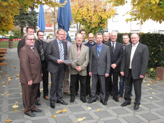 Bürgermeister Guido Orthen und der erste Beigeordnete Detlev Koch mit den Dienstjubilaren.